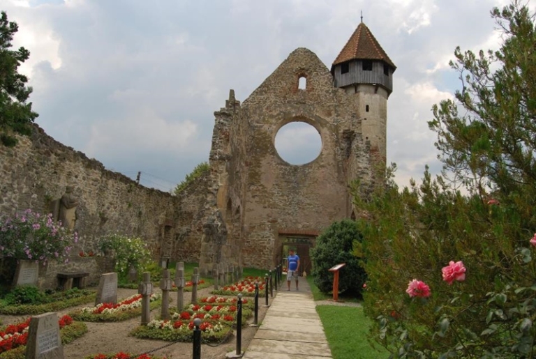 Biserica fortificata Cârța