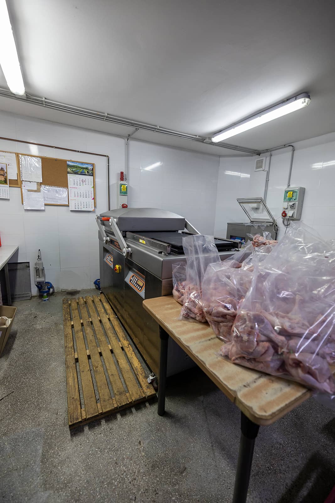 Die Fleischerei der Anlage: Vakuumiermaschine und verpacktes Fleisch