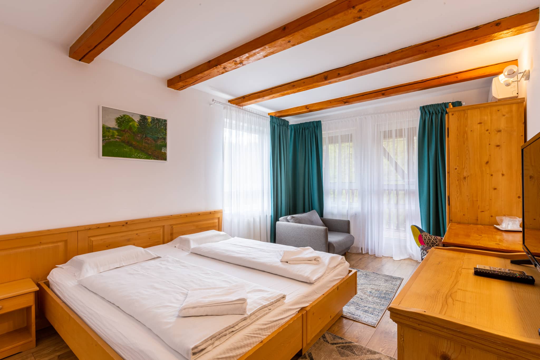 Zimmer mit Holzmöbeln