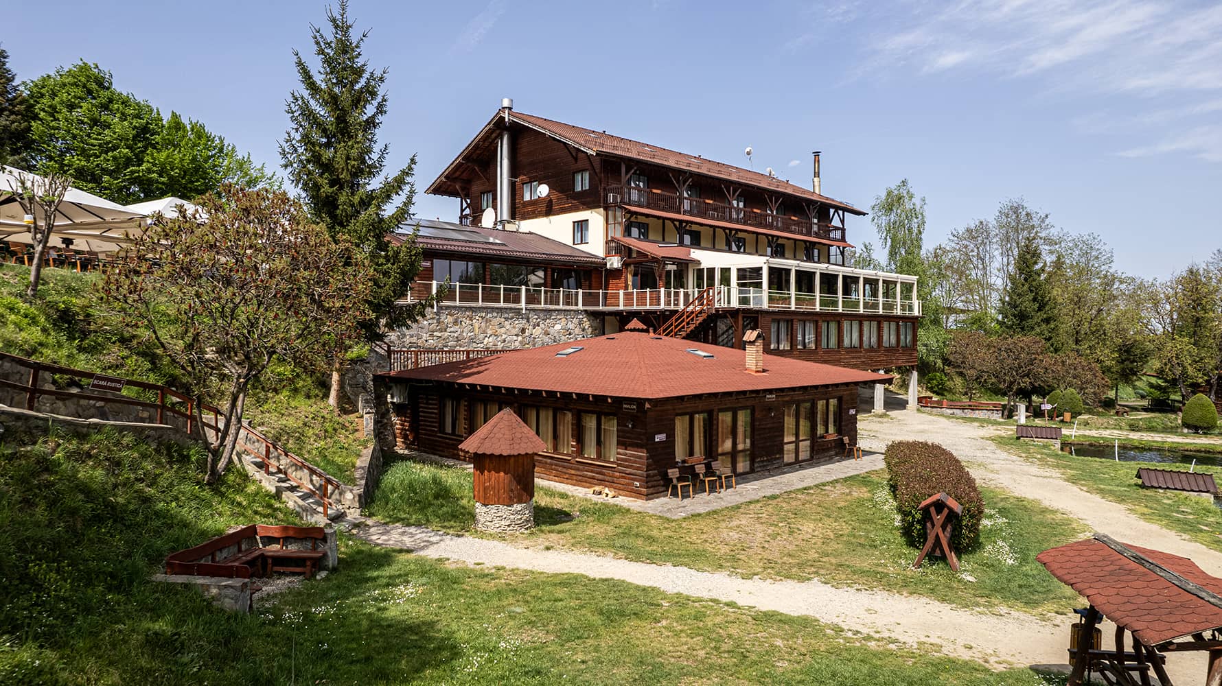 Das Haupthaus des Complex Albota mit Glasveranda und Terrasse