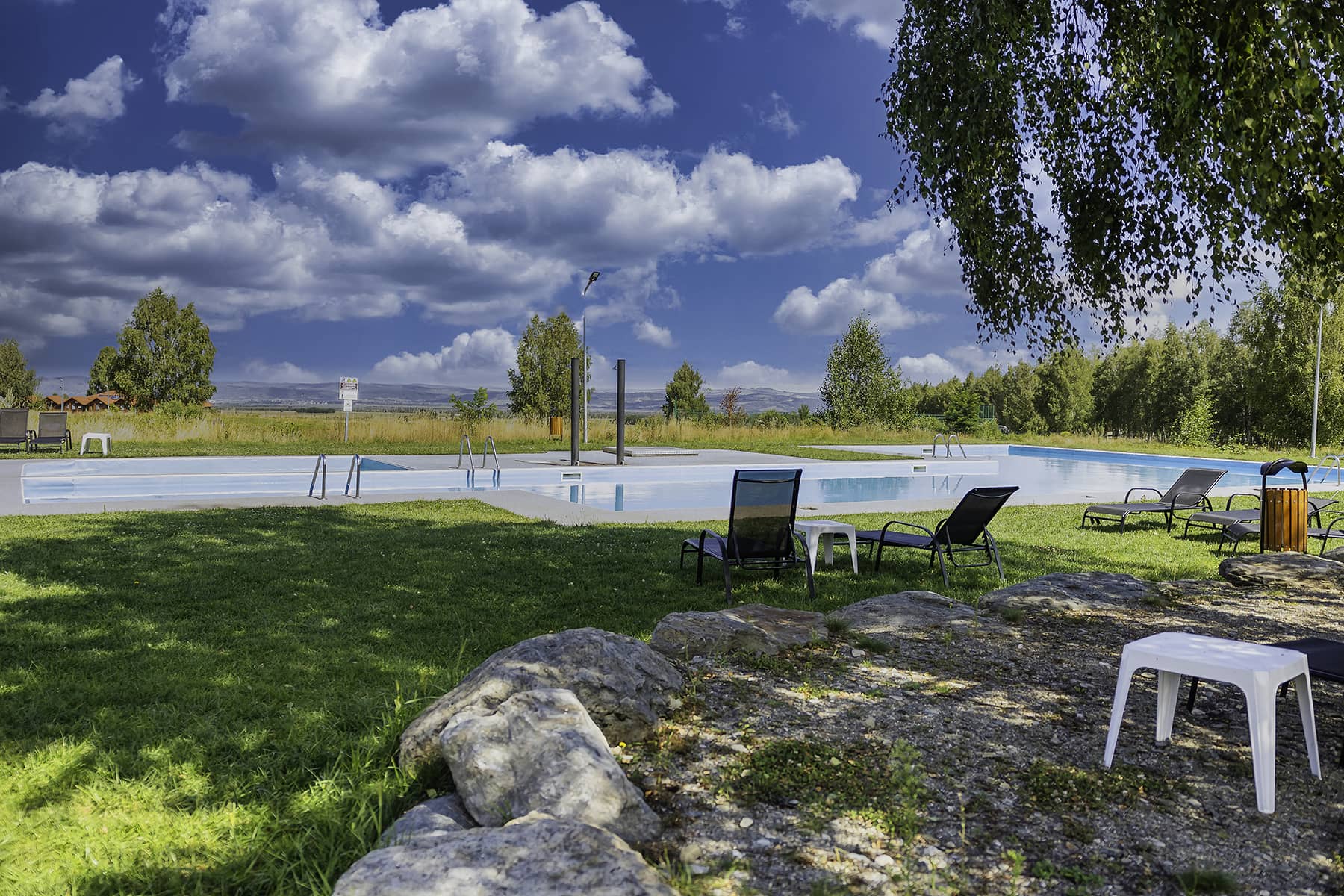 The pool and the relaxation area