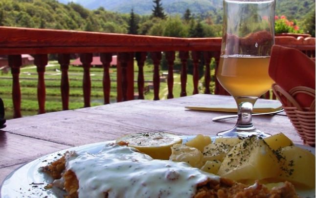 Păstrăv pane cu sos alb și cartofi natur, pe terasa restaurantului