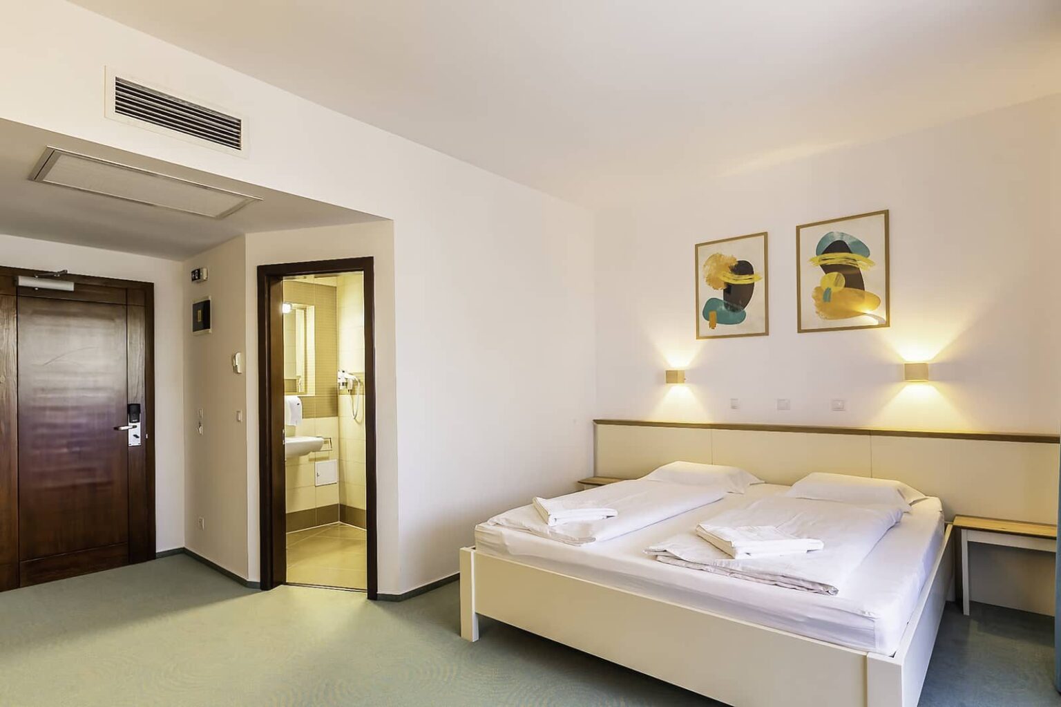 Das Doppelzimmer vom Fenster aus, mit Eingang und Badezimmertür