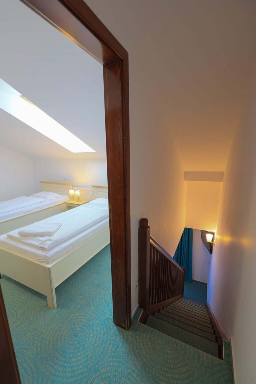Junior Suite: das Bett auf der Galerie am Ende der Treppe