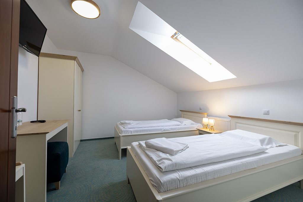 Junior Suite: das Schlafzimmer unter dem Dach mit Dachfenster und Schreibtisch