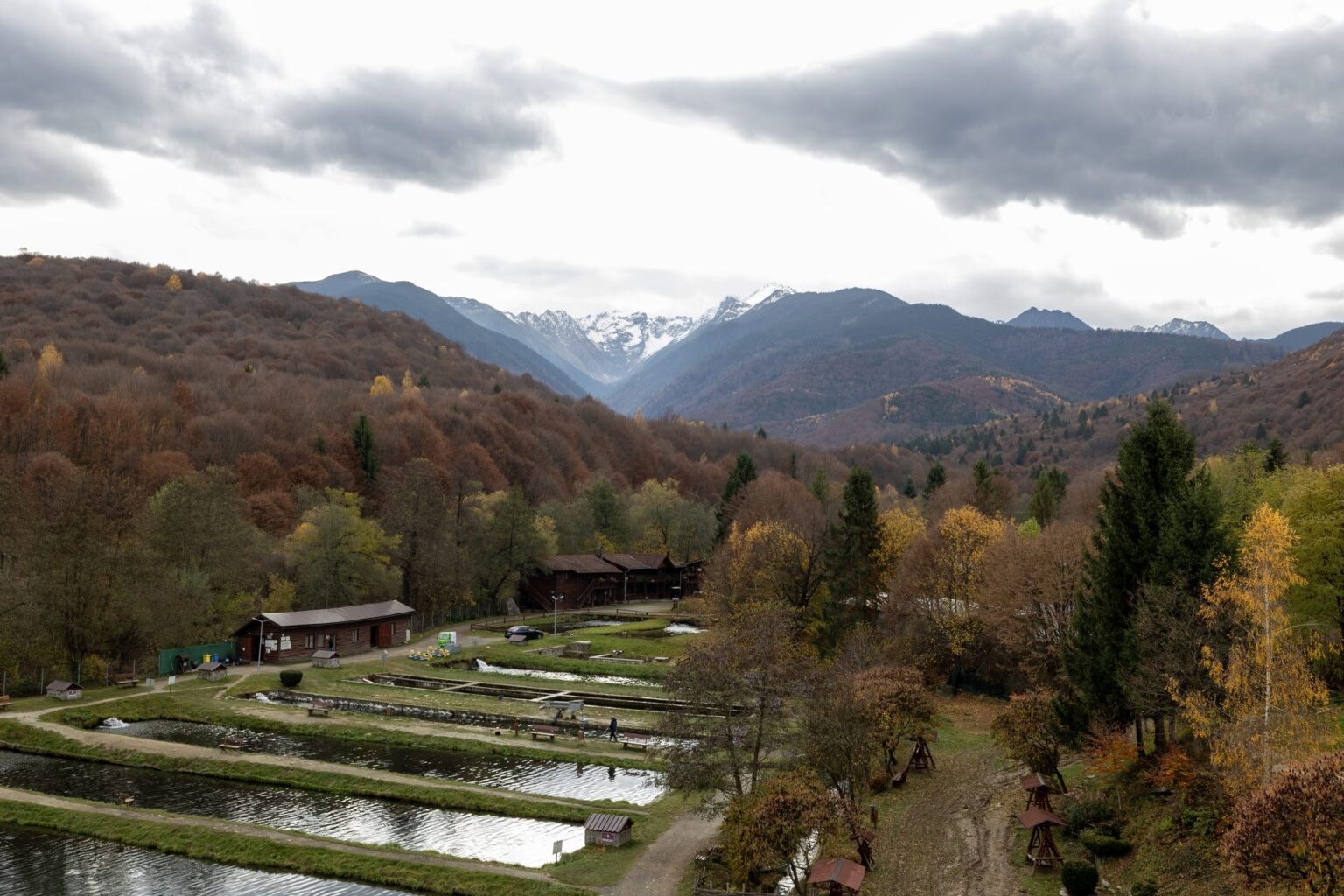 Autumn at Albota: the trout ponds and snow-capped peaks