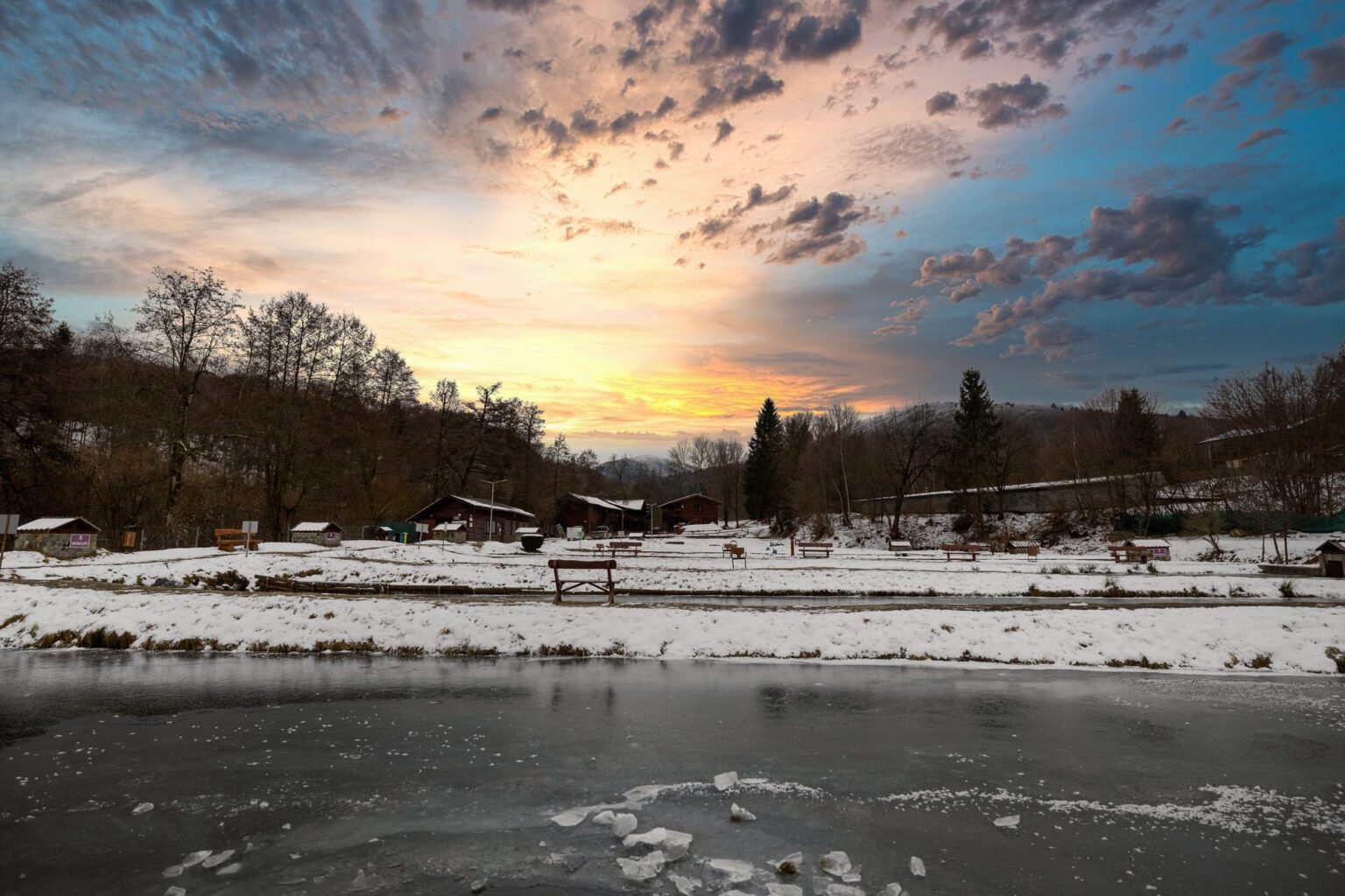 Apus de iarnă peste iazul înghețat