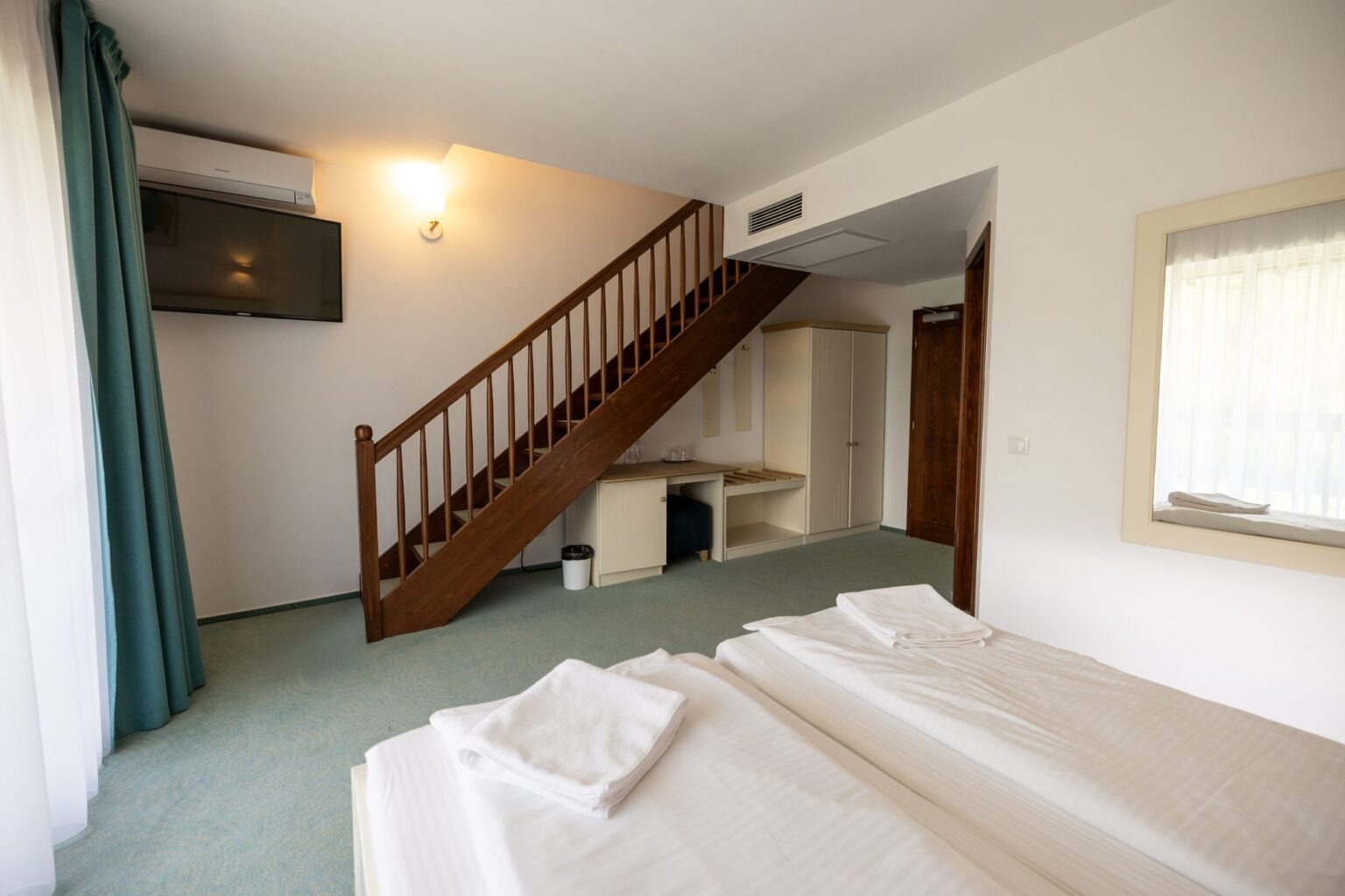 Junior Suite: the double bed, the TV and the stairs to the loft