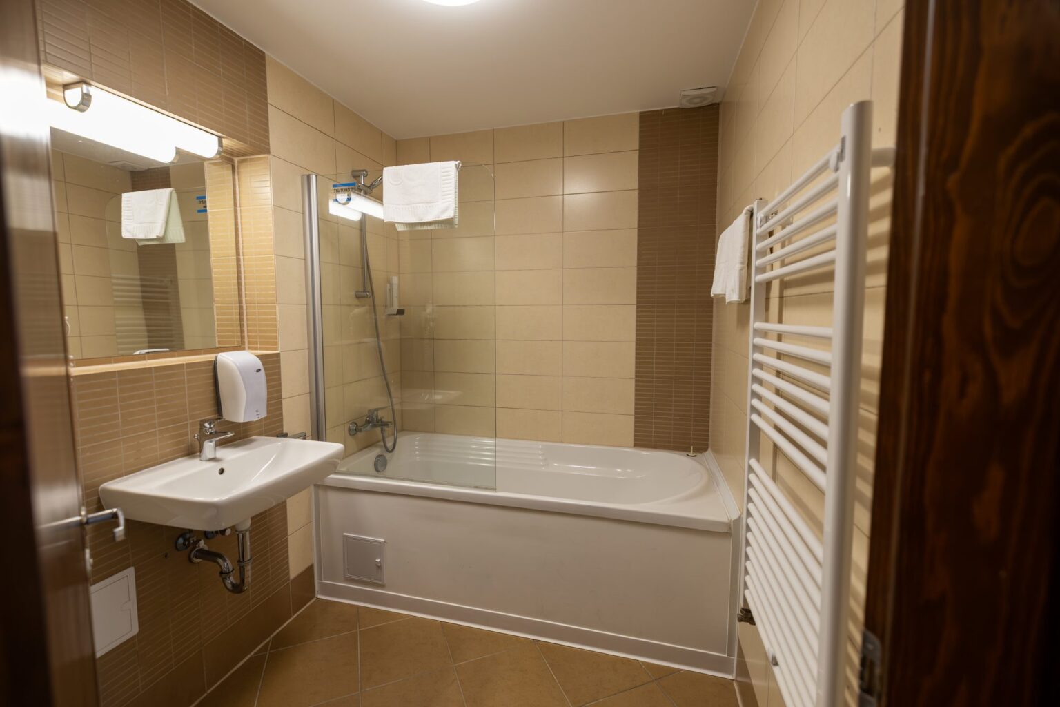 Junior Suite: the bathroom with bathtub and towel radiator